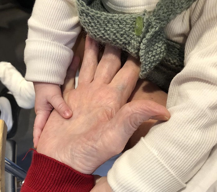 Gammel hånd og babyhender